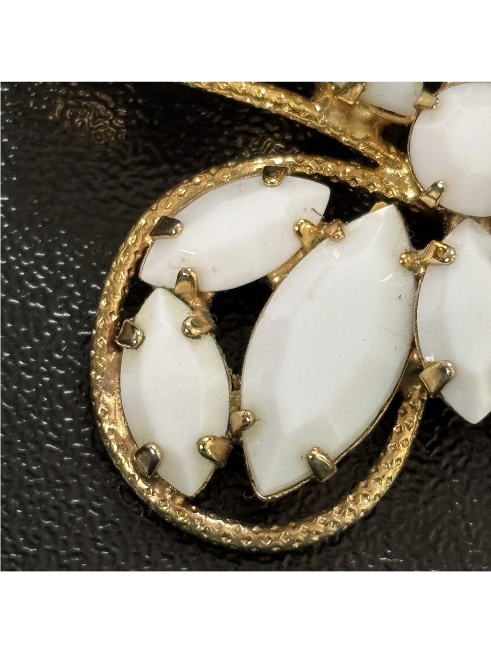 Vintage Butterfly Brooch Milk Glass Stones Gold-tone 2" x 1.75" - Picture 9 of 14